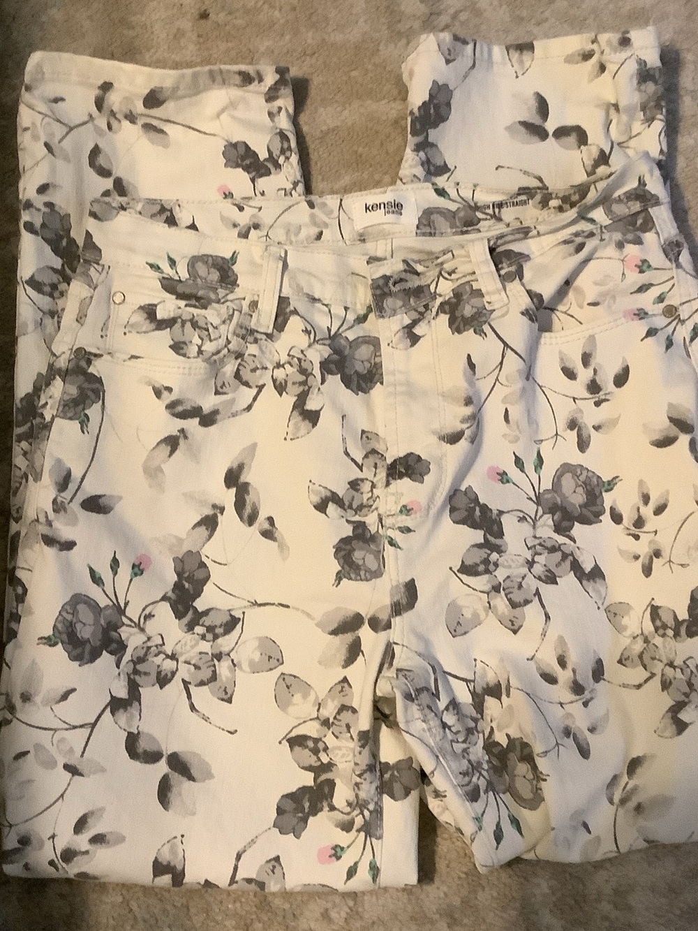 NWOT! kensie White Floral Jeans with Gray and pink flower print 8/29